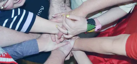 Zdjęcie przedstawiające połączone ręce