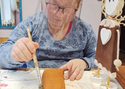 Pracownia stolarska - malowanie elementów drewnianych