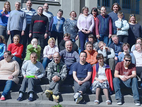 Zdjęcie grupowe uczestników stowarzyszenia przykadrowane